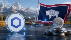 Logo de Chainlink (LINK) conectado digitalmente a monedas de dólar frente a la bandera de Wyoming.