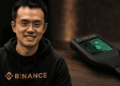 Changpeng Zhao y un dispositivo de la marca Trezor.