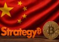 Una bandera de China detrás del logo de Strategy y una moneda física de bitcoin.