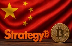 Una bandera de China detrás del logo de Strategy y una moneda física de bitcoin.