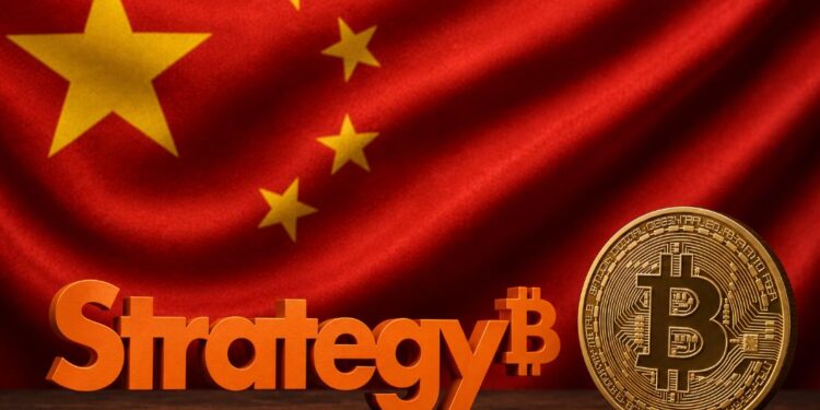 Una bandera de China detrás del logo de Strategy y una moneda física de bitcoin.