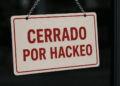Cartel que dice "cerrado por hackeo".