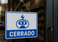 Letrero de cerrado y logo de lnp2pBot.
