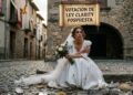 Una novia de pueblo, vestida y alborotada, con criptomonedas alrededor y de fondo un documento que dice "Ley Clarity".