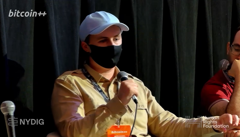 Un desarrollador bitcoiner en una conferencia.