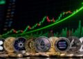 Monedas de criptomonedas frente a un gráfico bursátil alcista en verde.