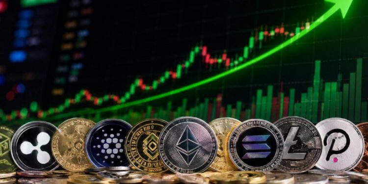 Monedas de criptomonedas frente a un gráfico bursátil alcista en verde.