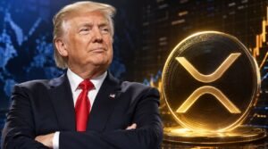 Donald Trump junto a una moneda de XRP.