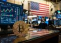 Moneda de bitcoin con gráficos de mercado mixtos en el fondo y la bandera de EE. UU.