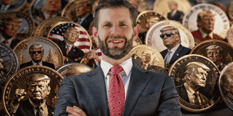 Primer plano: Eric Trump. Fondo: muchas monedas con imágenes de Donald Trump.
