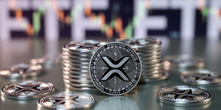 Monedas físicas de XRP y al fondo, desenfocado, aparece un gráfico de precios.