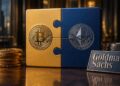 Pieza de rompecabezas dorada de Bitcoin y azul de Ethereum unidas junto al logo de Goldman Sachs.