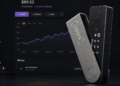 Primer plano: Dispositivo físico de Ledger. Fondo: Ledger Live abierto en la app de Ethereum.