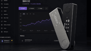 Primer plano: Dispositivo físico de Ledger. Fondo: Ledger Live abierto en la app de Ethereum.