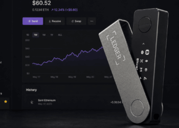 Primer plano: Dispositivo físico de Ledger. Fondo: Ledger Live abierto en la app de Ethereum.