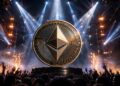 Una moneda física de ether arriba de un escenario.