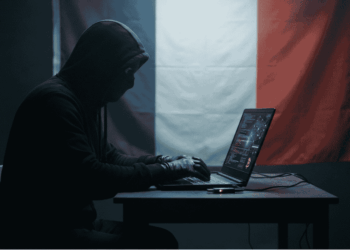 Un hacker. De fondo, la bandera de Francia.