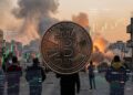 Bitcoin con un fondo de explosiones en Medio Oriente y gráficas de mercado mixtas.