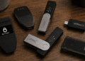 Varias hardware wallets de bitcoin sobre una mesa.