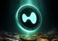 Una moneda física de Hyperliquid encima de varias criptomonedas físicas.