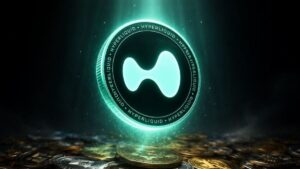 Una moneda física de Hyperliquid encima de varias criptomonedas físicas.