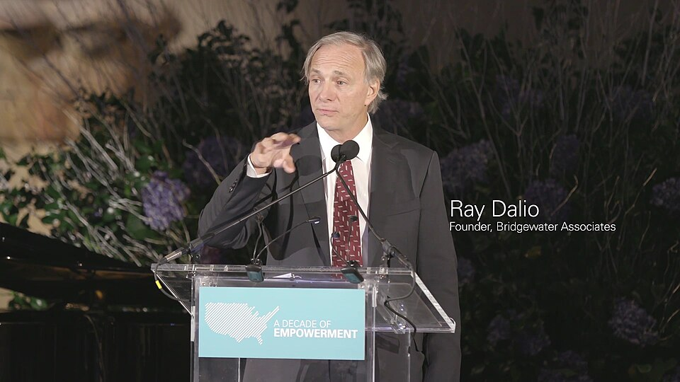 Fotografía de Ray Dalio durante una conferencia.