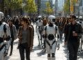 Personas caminando con robots de IA