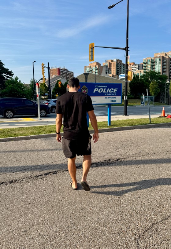 Fotografía del inversor Jonathan Goodman caminando hacia la comisaría de Ontario, en Canadá.