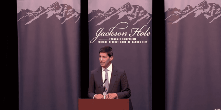 Kevin Warsh durante el discurso de Jackson Hole en 2026.