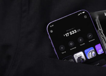 Kit de resiliencia financiera al alcance de la mano, representado por un celular con herramientas financieras y una tarjeta de pago.