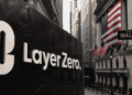 Letrero con el logo de LayerZero en Wall Street.