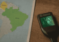 Mapa de Sudamérica y wallet Trezor.