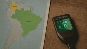 Mapa de Sudamérica y wallet Trezor.