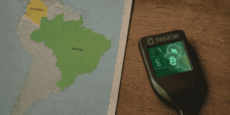 Mapa de Sudamérica y wallet Trezor.