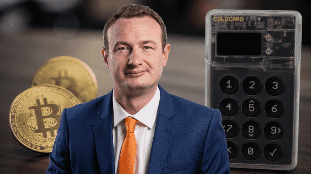 Fotografía de Tim Lamb, monedas físicas de bitcoin y una hardware wallet Coldcard.
