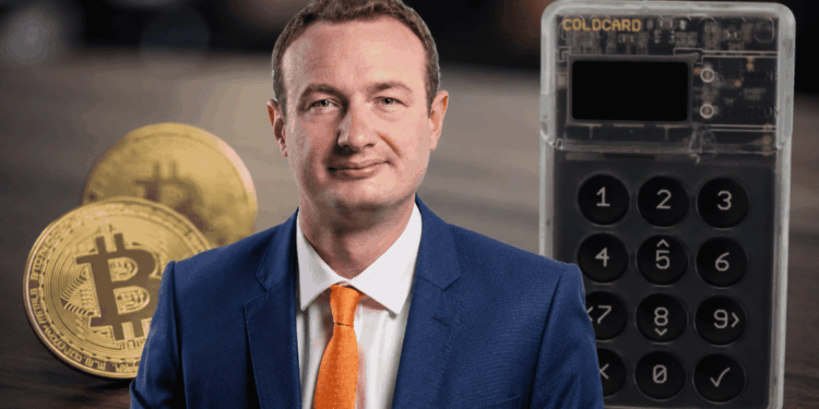 Fotografía de Tim Lamb, monedas físicas de bitcoin y una hardware wallet Coldcard.