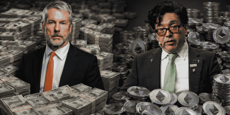 Michael Saylor rodeado de billetes de dólares. Tom Lee rodeado de monedas de ether.