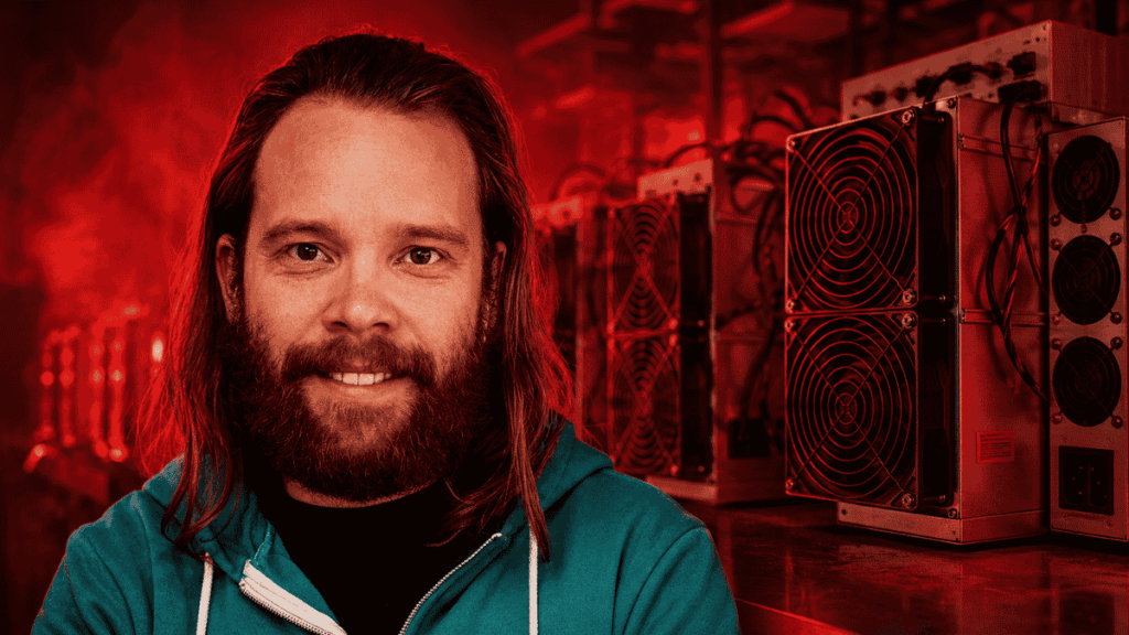 Michael Schmid delante de equipos de minería de Bitcoin.