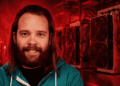 Michael Schmid delante de equipos de minería de Bitcoin.