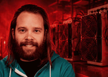 Michael Schmid delante de equipos de minería de Bitcoin.