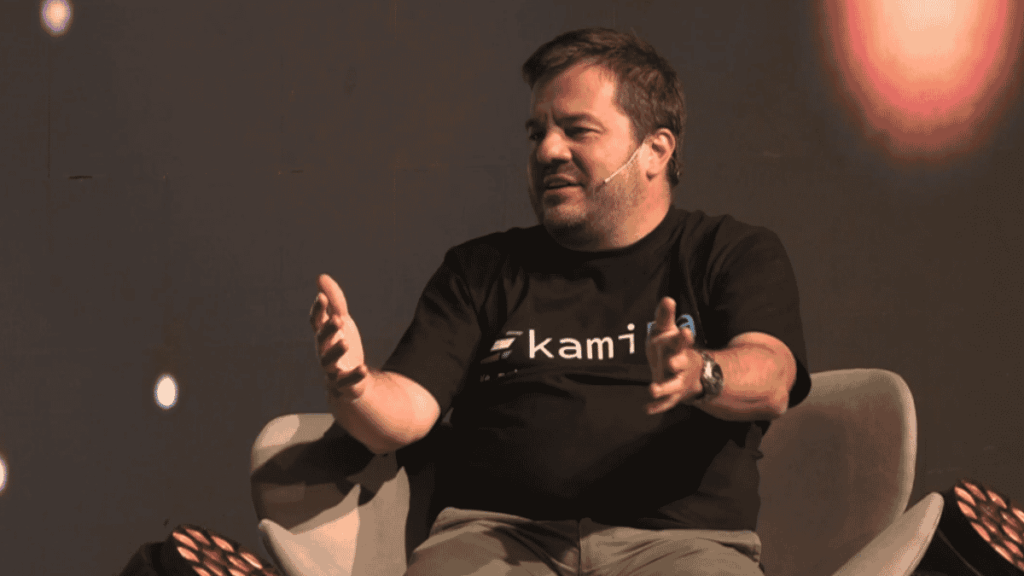 Nicolás Bourbon hablando en una conferencia.