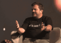Nicolás Bourbon hablando en una conferencia.