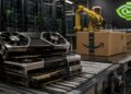 Tarjetas gráficas Nvidia GPU en cinta transportadora con cajas de envío de Amazon.