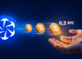 Bitcoin salen desde el logo de OCEAN hacia unas manos que esperan recibirlos.
