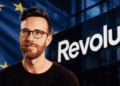 Fotografía de Tylor, bandera de la UE y logo de Revolut.