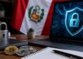 Monedas de Bitcoin y Ethereum, candado físico y escudo digital en pantalla de laptop con la bandera de Perú al fondo.