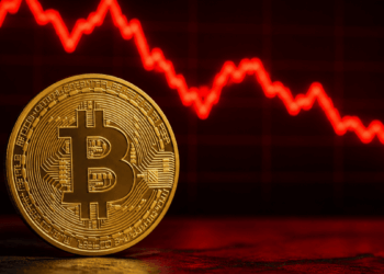 Moneda de bitcoin y flecha roja descendente.