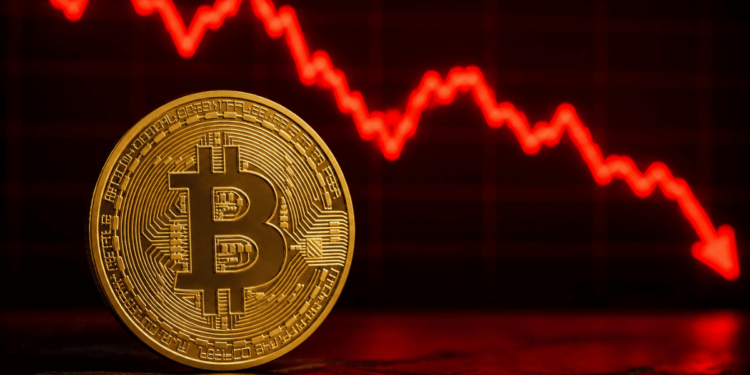 Moneda de bitcoin y flecha roja descendente.