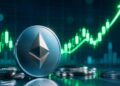 Moneda física de Ethereum con gráfica alcista de fondo.