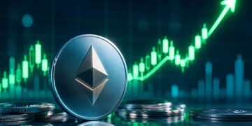 Moneda física de Ethereum con gráfica alcista de fondo.